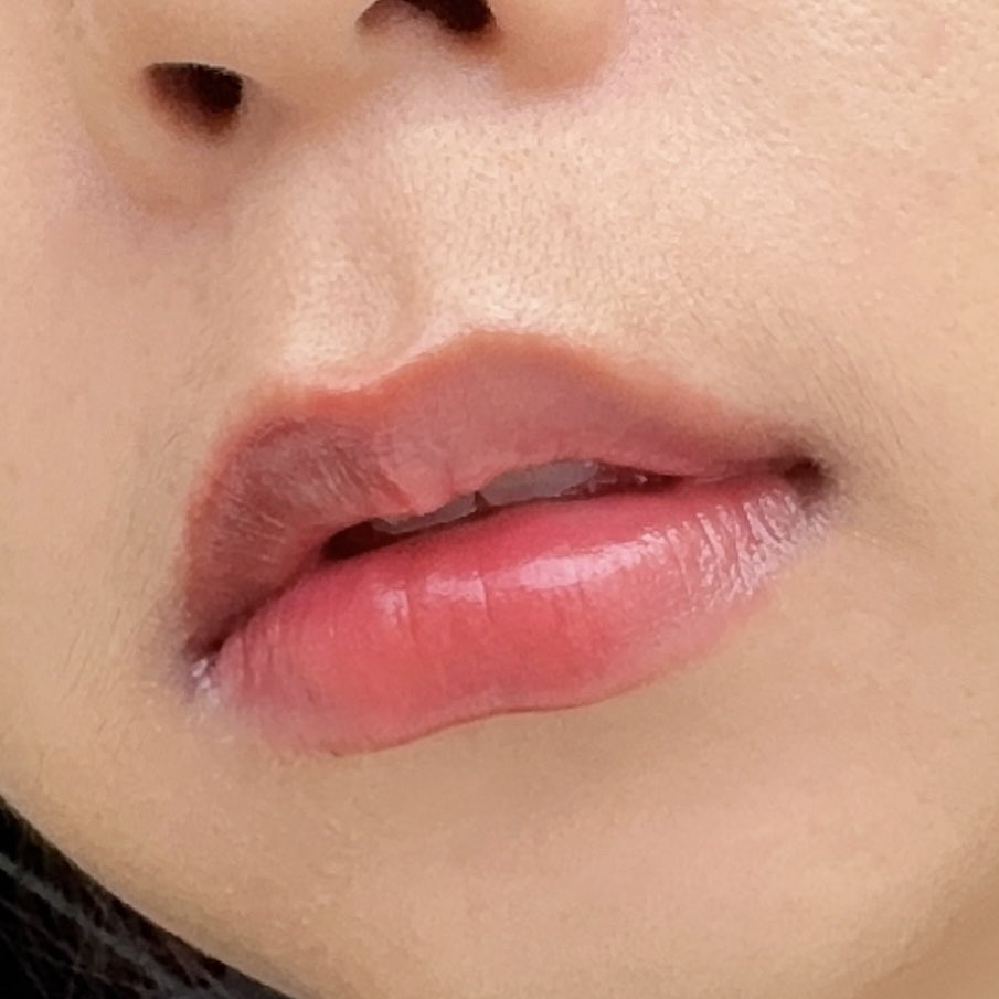 ยอมใจ Her hyness ขยันออกของใหม่เว่อ ขอเรียกน้องว่าลิปเบลอคลาวดี้ละกัน ทาแรกๆเหมือนลิปน้ำ แต่พอเกลี่ยแล้วกลายเป็นมูสเบาๆ ฟุ้งๆ ปากดูเบลอแบบคนปากสวยโดยกำเนิดอะ ฟินิชแมตต์แต่ไม่แห้ง ปากยังชุ่มๆอยู่ ไม่ตกร่อง ติดทนกว่าที่คิด หยิบใช้บ่อยมาก ฟีลลิปแมตต์ที่ไม่ทำให้ปากพัง ☁️✨