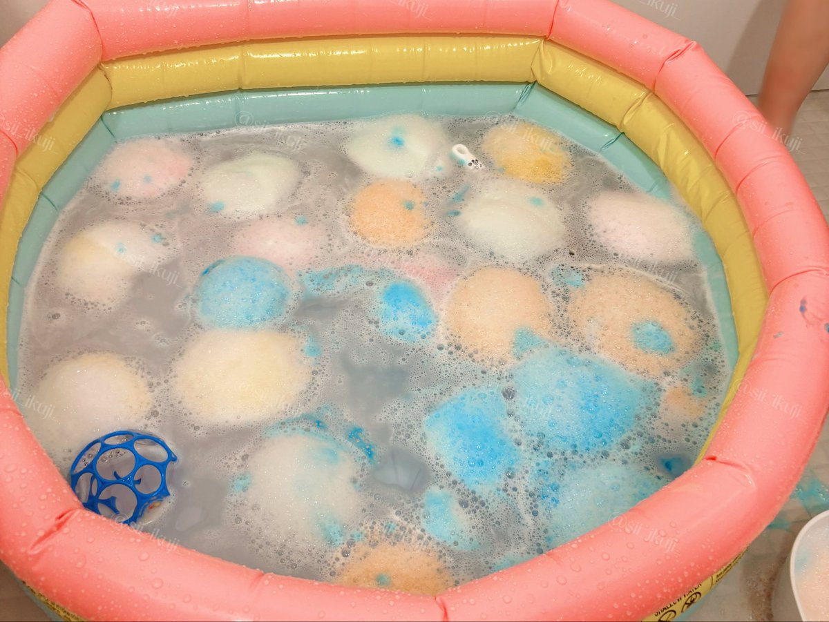 sii_ikuji_'s tweet photo. 子どもたちとお風呂で色水×泡遊び！
・泡ハンドソープを薄めたもの
・泡で出るソープディスペンサー
・食紅
・いろんな容器　があればすぐ遊べる。 https://t.co/5uu8pPCQ0T