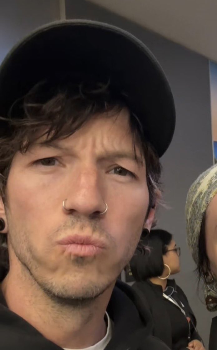 tricia met josh l-/ tweet media