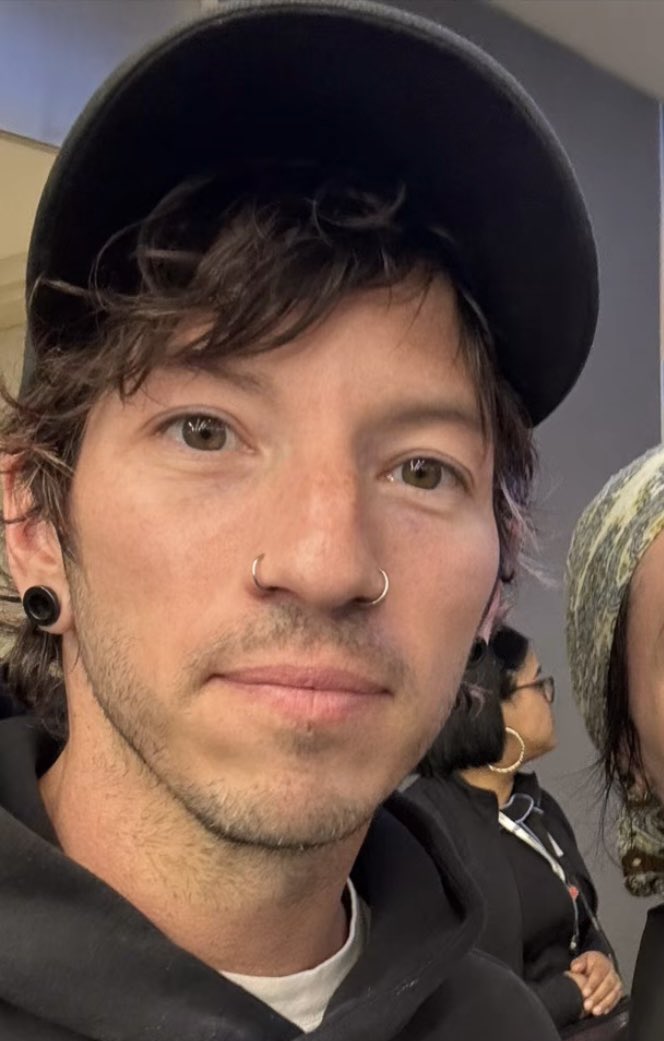 tricia met josh l-/ tweet media