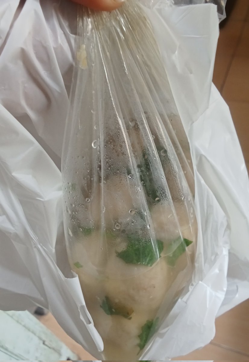 baru aja muji tante baksonya enakk bgttt, langsung dibungkus disuruh bawa pulang😜