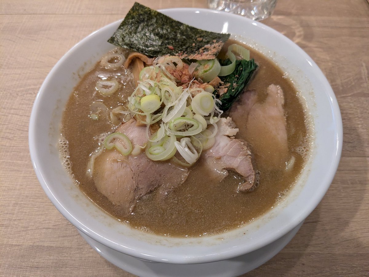 Teracles00's tweet photo. 中華そば つげや@実籾

近くに煮干しの新店🔰
奥さんと訪問、中華そばと白醤油中華そばをいただきました

中華そばは醤油感強めで煮干し感マイルド
白醤油は醤油感抑えて煮干し感強め
個人的には中華そばの方が好み💘

ご馳走様でした😄

実家に帰省していたので１週間ぶりの麺活は最高でした✨ https://t.co/XxetHjHKVG