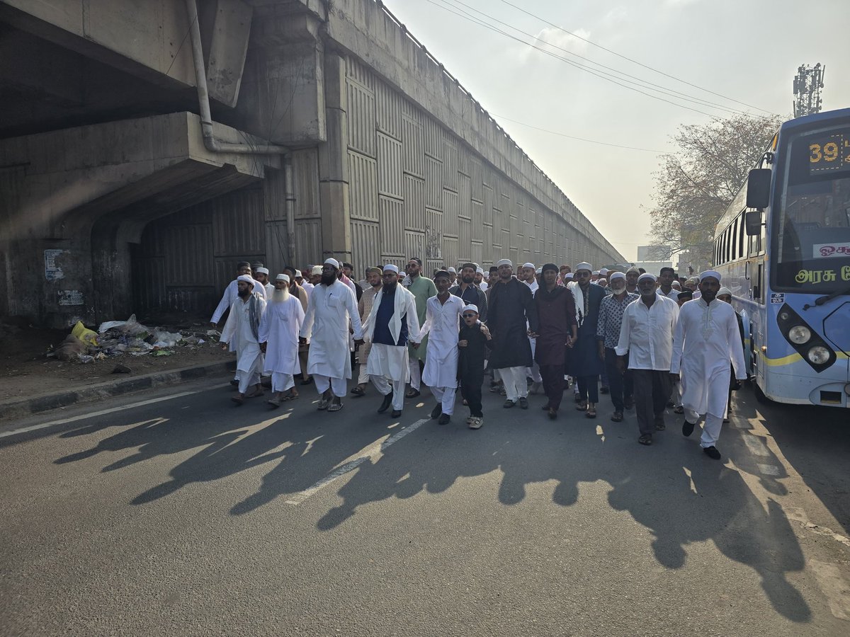 ಅತ್ತಿಬೆಲೆ ಠಾಣಾ ವ್ಯಾಪ್ತಿಯಲ್ಲಿ ರಂಜಾನ್ ಹಬ್ಬದ ನಿಮಿತ್ತ ಮುಸ್ಲಿಂ ಭಾಂದವರು ಮೆರವಣಿಗೆ ಮೂಲಕ ನಡೆದು ಈದ್ಗಾ ಮೈದಾನದಲ್ಲಿ ಪ್ರಾರ್ಥನೆ ಸಲ್ಲಿಸಿದರು ಸದರಿ ಸ್ಥಳದಲ್ಲಿ ಪೊಲೀಸ್ ಬಂದೋಬಸ್ತ್ ಏರ್ಪಡಿಸಲಾಯಿತು.

#Attibele #attibelepolicestation #Anekal #Chandapura #Bengaluru