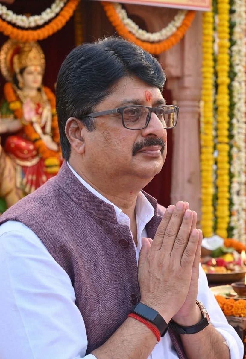 श्रीमंत सरकार परम आदरणीय राजा भइया जी केवल एक राजनीतिक व्यक्तित्व नहीं, बल्कि सेवा, संकल्प और संस्कार का सशक्त प्रतीक हैं। उनकी राजनीति सत्ता प्राप्ति का माध्यम नहीं, बल्कि जनसेवा का एक पवित्र संकल्प है।
जनसत्ता दल के माध्यम से उन्होंने यह सिद्ध किया है कि सच्ची राजनीति वही है,