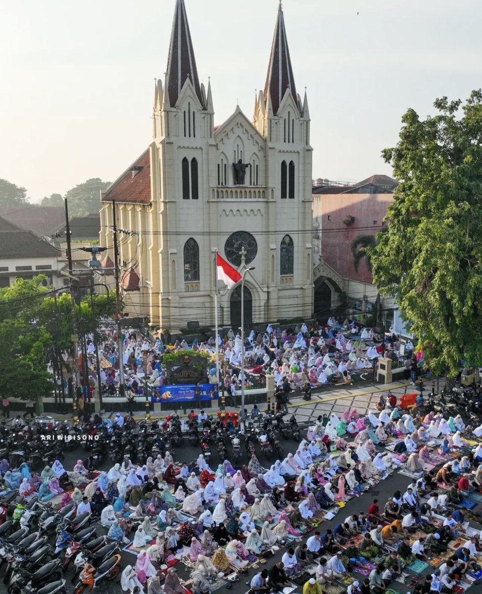 Moslems brother and sister are praying in Church area. Only one flag 🇮🇩 is flying high.

THIS IS INDONESIA!