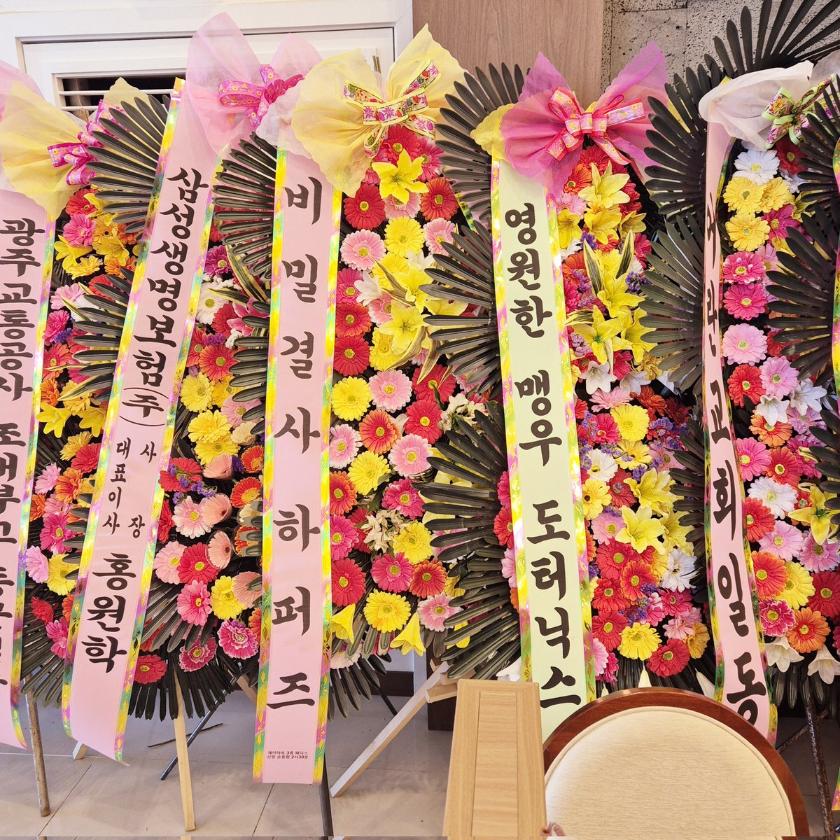 Upieonyear's tweet photo. 영원한 맹우 도터닉스엿군요 위치 바뀌어서 다시 찍음 https://t.co/f0DQCx9isw