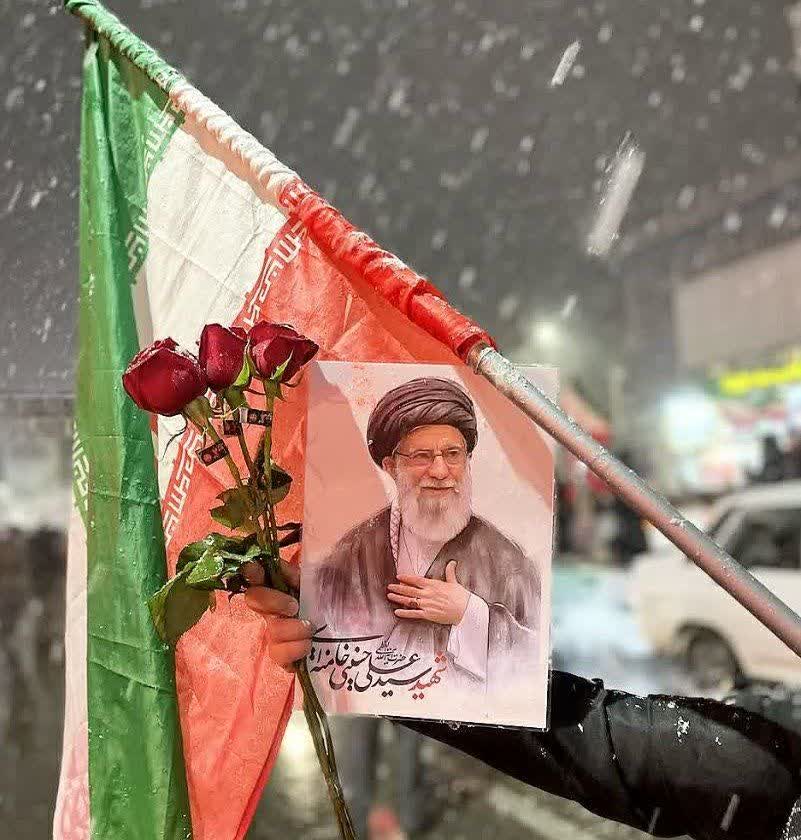 می‌دونید چرا عکس گرفتن مهمه؟
چون شبکه‌های خارجی،دوسال دیگه نیان بگن وقتی رهبرشون رو ترور کردیم، مردم در حمایت از ما اومدن تو خیابون!
باور کنید به راحتی جای‌ جلاد و شهید رو عوض می‌کنن،اگر ما مستندسازی نکنیم... 
#لبيك_يا_خامنه_ای‌
