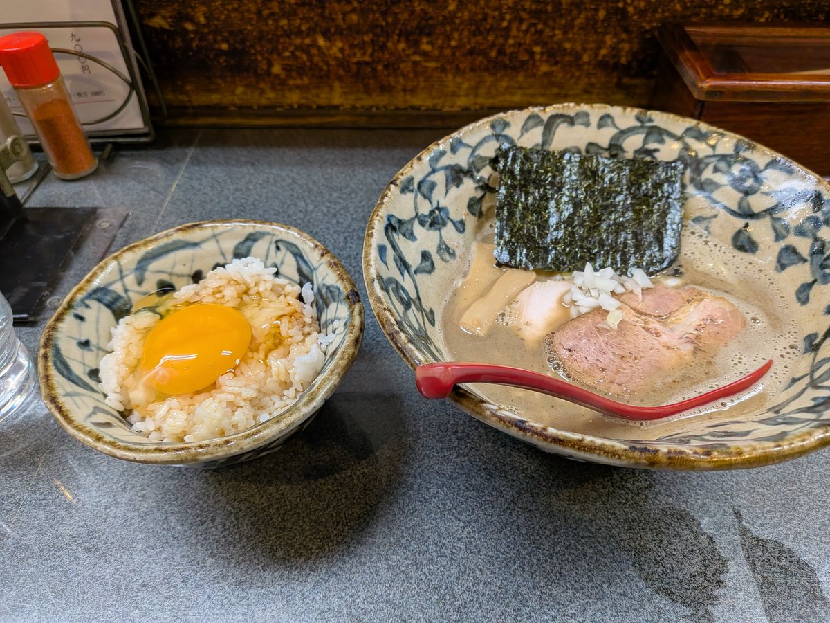 天満駅近く
洛二神　超煮干しそば　玉子かけご飯

煮干しの味しっかりして美味しかった。自分は好きな煮干し具合。麺は細目。食べやすい。

天満も美味しいお店多いですね。
また行こう。