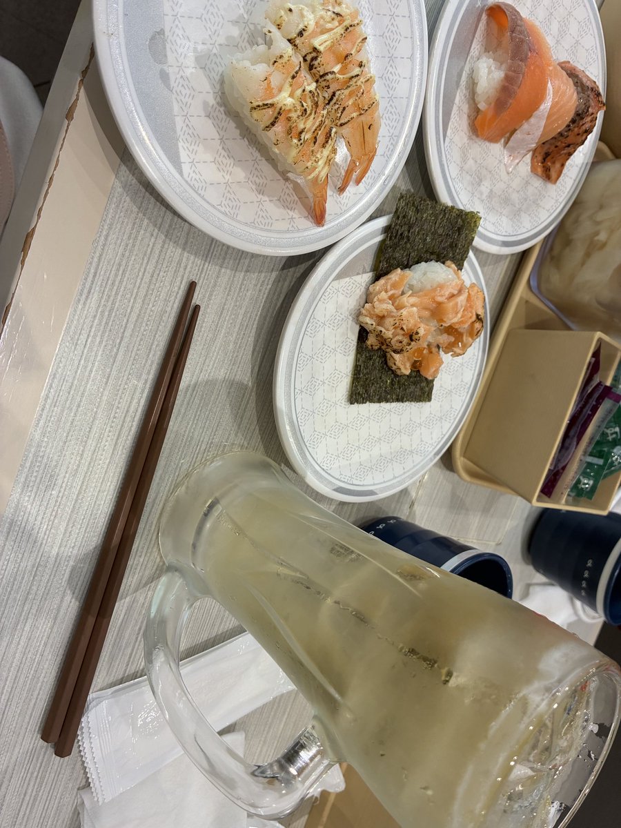 hii_252525's tweet photo. ひーは今日お誕生日ﾃﾞｽ😁🎶
ご主人さまに久しぶりはま寿司に連れて行ってもらった😊🎶
シャリは半分やけど、15皿も食べちゃった😜🎶 https://t.co/Wv5r0GE0AR