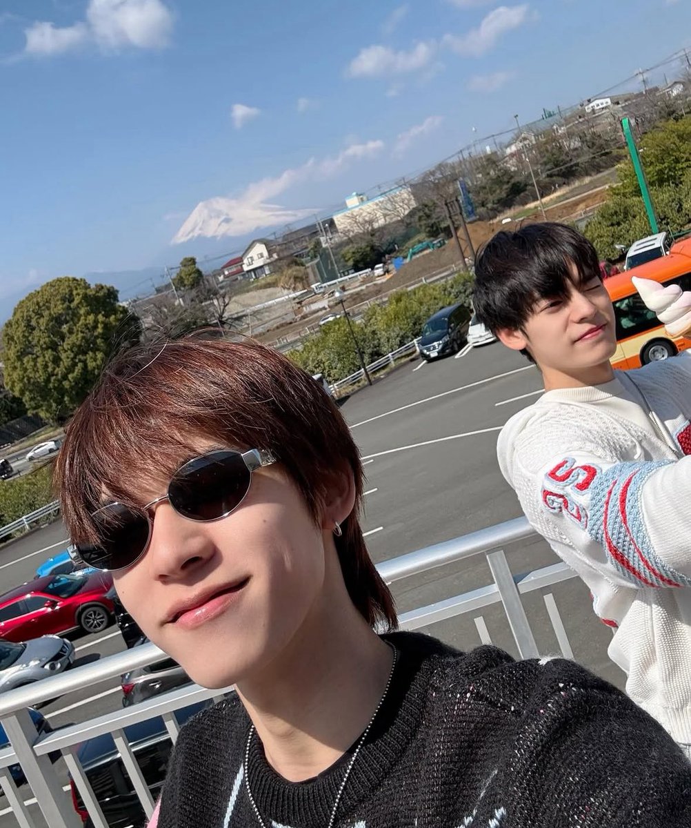 รู้เลยว่าตี๋มองพี่ป๋อน่ารักขนาดไหน ก็ดูจากรูปยังถ่ายออกมาน่ารักมากกก จี๋จี๋เอ็นดูปิ๊ปมากเลยช่ายม้ายยยย