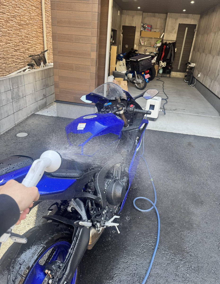 家で洗車できるの楽だな