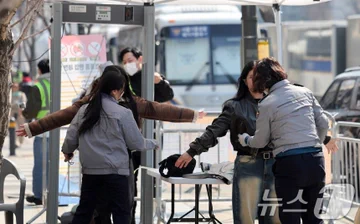 غضب الكوريين بعد التعرض للتفتيش لمجرد وجودهم في منطقة حفل فرقة BTS