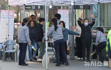 غضب الكوريين بعد التعرض للتفتيش لمجرد وجودهم في منطقة حفل فرقة BTS