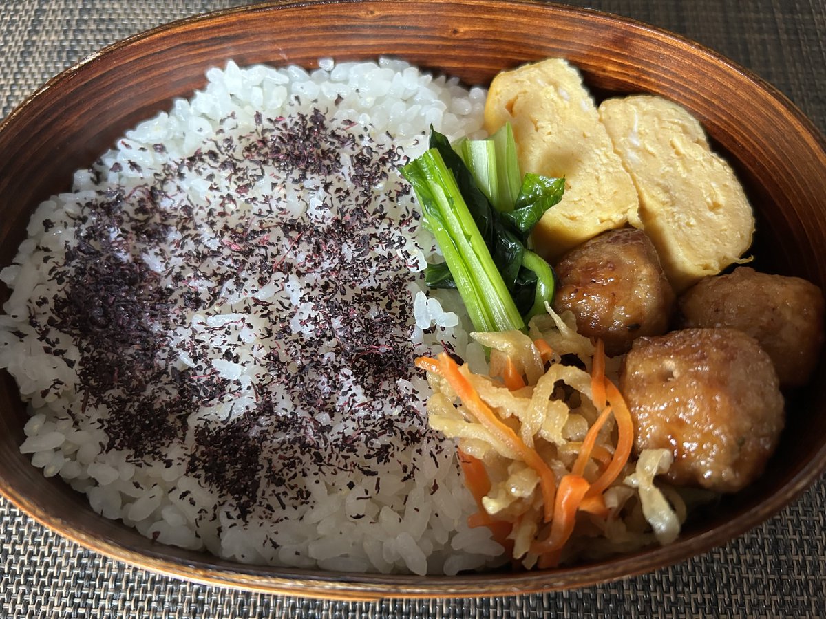 yokochin153604's tweet image. Good afternoon friends.

Today’s obento(lunch)
“Tamagoyaki (Japanese omelette)”
“Chicken balls”
“Kiriboshi daikon(simmered dried daikon radish)”
“Otsukemono(Japanese pickles)”

#japanesefood 
#HomeCooking 
#Lunchtime
