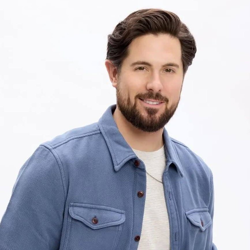 ReggieMah_'s tweet image. Clear your schedules because it’s a @ChrisMcNally_ takeover weekend! 🌟 From seeing him as the charming Will in #TwoForTee to catching up with our favorite Lucas Bouchard.  Honestly, we can never see too much of him! 😍 @hallmarkchannel #ChrisMcNally