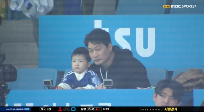 라팍 놀러온 뎅 보자마자 너무 좋아서 백덤블링함 그리고 다시 째려봄 왜 저기 앉아있지 유니폼도 안 입고 ㅆㅂ