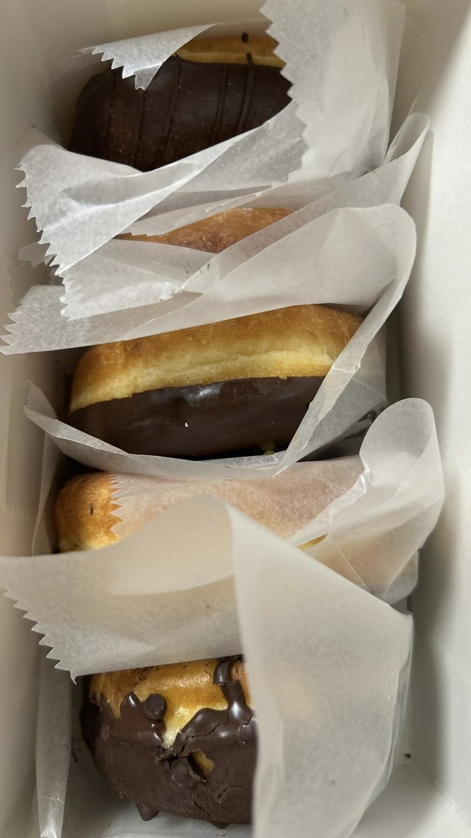 bbu__o0's tweet photo. 아빠도 멈칫하고 여성분도 두바이 담은 거 보고 멈칫해서 그 뒤로 걍 조—용해졌다는게 너무 웃겼음

그리고 난 아빠 덕분에 두바이 맛있게 먹고 있움ㅎㅎ 2개나 먹었지롱😋 https://t.co/wGkMshueQ6