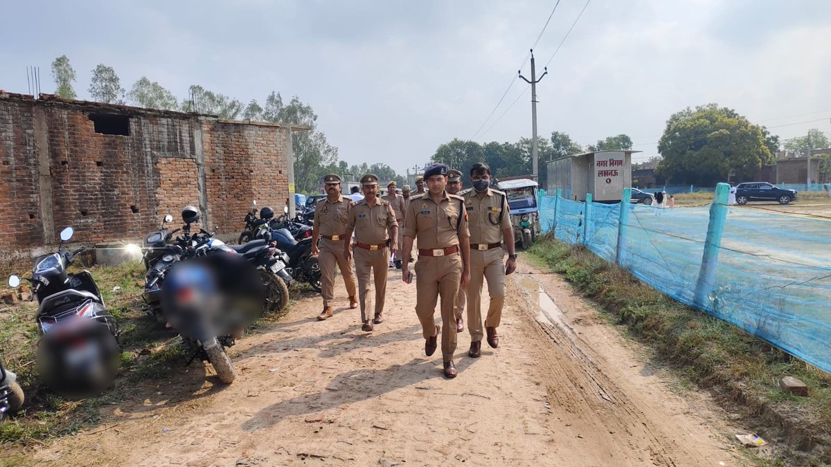DCP_South's tweet photo. @LkoCp के निर्देशन में @DCP_South ,#ADCP_South, #ACP_Krishnanagar मय पुलिस बल द्वारा #ईद_उल_फितर त्यौहार के दृष्टिगत दक्षिणी ज़ोन थाना बिजनोर स्थित ईदगाह/मस्जिद का भ्रमण कर नमाज़ सकुशल संपन्न कराई गई।
@Uppolice
@lkopolice https://t.co/eQ6v5psLNm