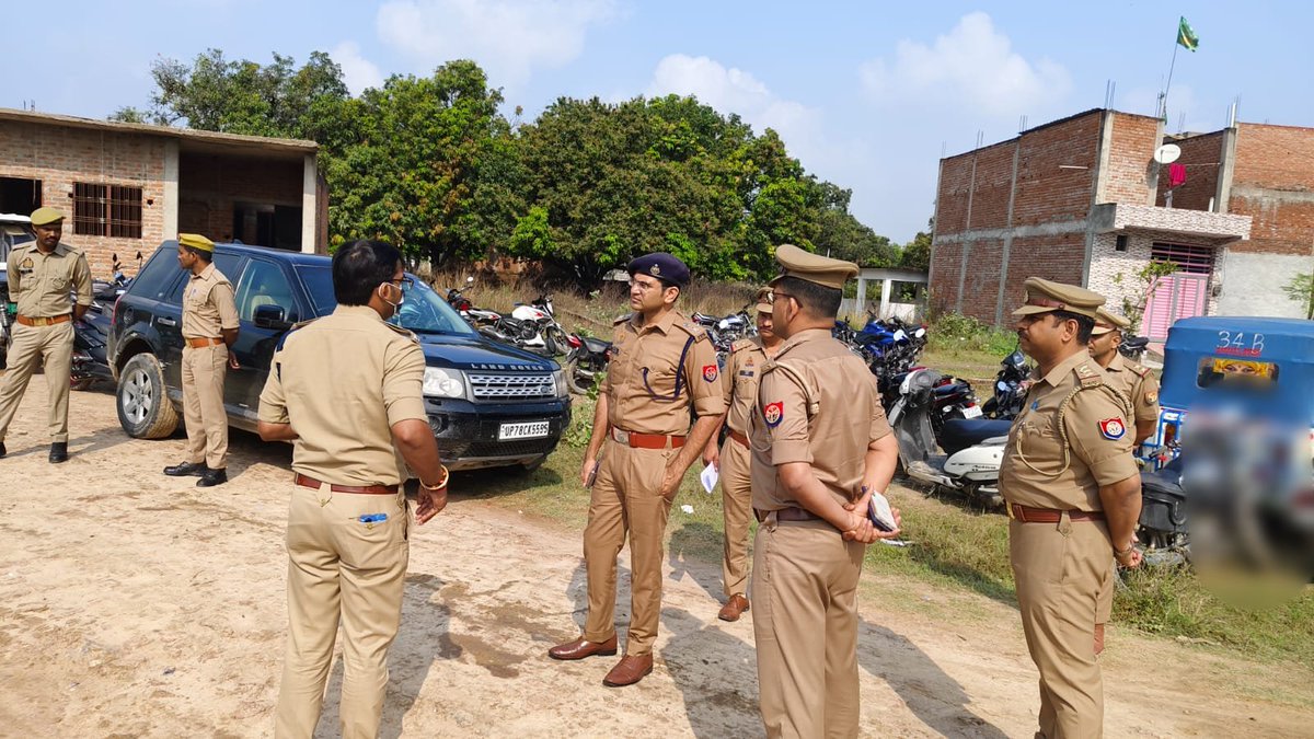 DCP_South's tweet photo. @LkoCp के निर्देशन में @DCP_South ,#ADCP_South, #ACP_Krishnanagar मय पुलिस बल द्वारा #ईद_उल_फितर त्यौहार के दृष्टिगत दक्षिणी ज़ोन थाना बिजनोर स्थित ईदगाह/मस्जिद का भ्रमण कर नमाज़ सकुशल संपन्न कराई गई।
@Uppolice
@lkopolice https://t.co/eQ6v5psLNm