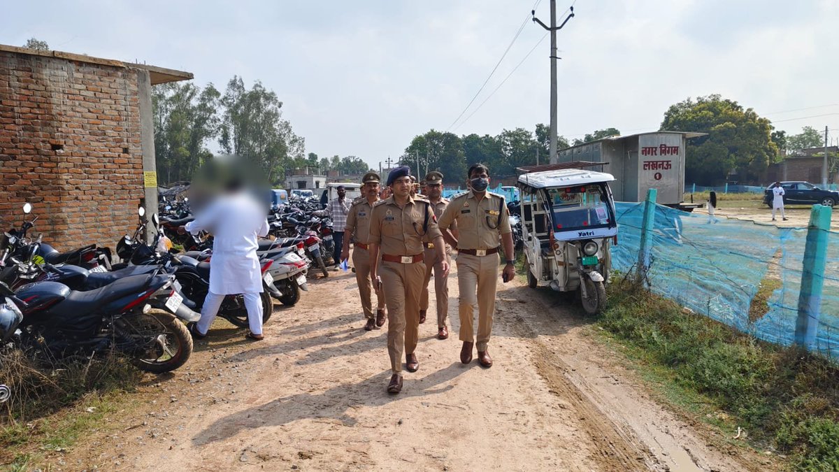DCP_South's tweet photo. @LkoCp के निर्देशन में @DCP_South ,#ADCP_South, #ACP_Krishnanagar मय पुलिस बल द्वारा #ईद_उल_फितर त्यौहार के दृष्टिगत दक्षिणी ज़ोन थाना बिजनोर स्थित ईदगाह/मस्जिद का भ्रमण कर नमाज़ सकुशल संपन्न कराई गई।
@Uppolice
@lkopolice https://t.co/eQ6v5psLNm