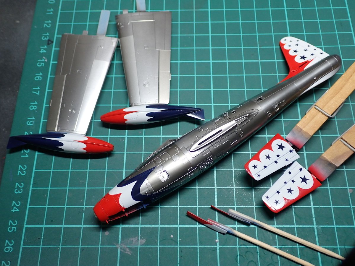 gorimodeler's tweet photo. ドキドキのマスキングはがしの瞬間。
これは、想像以上の出来では！？😊
小さい星形も綺麗に出ています。
翼端タンクは、うん、まあ、思ったほど悪くはない。
この後リタッチで整えます。
#軍団26カミナリ祭
#F84G
#72lab https://t.co/sTUD0CG31T