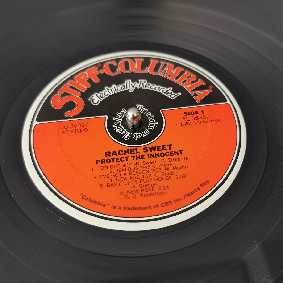 nickshormonsha_'s tweet image. レイチェル・スウィートの2nd、ジャケぼろぼろだったけどApple Musicに無いし買ってみた。米コロンビア盤だったがレーベルが共通の赤いやつでなくスティッフ個別と思われる意匠。ダムドやグレアム・パーカーのカバーあり。
#RachelSweet #ProtectTheInnocent #StiffRecords 
#lprecords #레코드