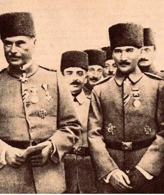 Mustafa Kemal Arıburnu Kumandanıdır. İngilizler Anafartalar'a çıkmışlardı. 
Liman Von Sanders Paşa telefonla Mustafa Kemal'i arıyor. 
"Vaziyeti nasıl görüyorsunuz, nasıl bir tedbir-i tasarruf ediyorsunuz?"

Cevap:
"Bütün kumanda ettiğiniz kuvvetleri  veriniz. Tedbir budur!