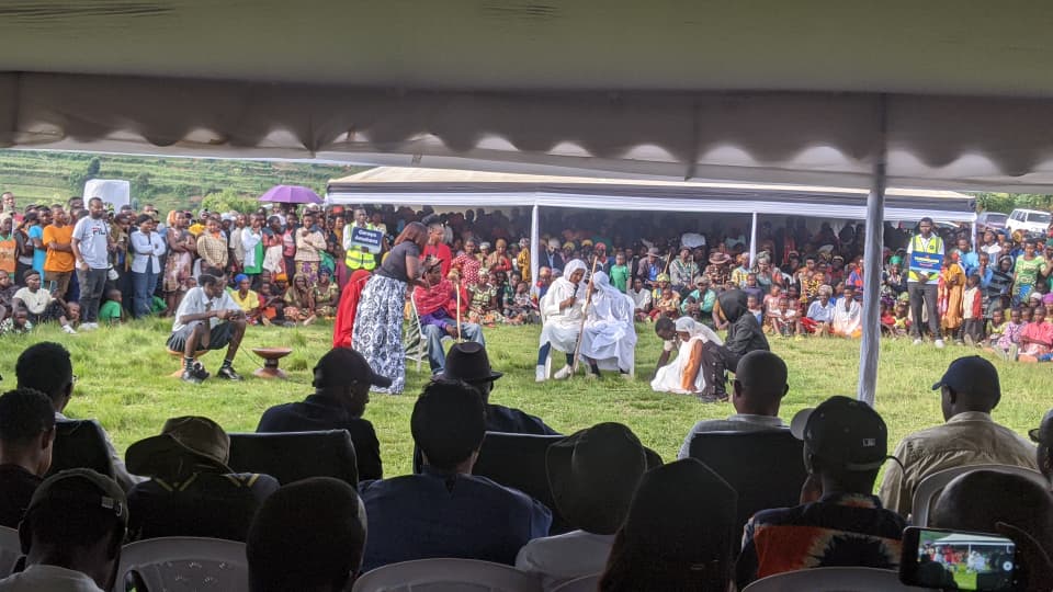 ryvcpurhuye's tweet photo. Mwarakoze cyane ku dutekerezaho nk'urubyiruko mu kutwigisha amateka n'umuco wacu binyuze mu iserukiramuco rya #SigaFest turashimira cyane Kandi @juniorrumaga n'itsinda rye @SigaArt  #UmucoDusangiye https://t.co/aDtvghrJpd