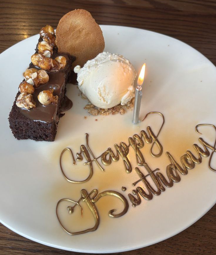 Aяαβιc Qυәәη tweet media