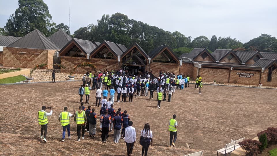 ryvcpurhuye's tweet photo. Mwarakoze cyane ku dutekerezaho nk'urubyiruko mu kutwigisha amateka n'umuco wacu binyuze mu iserukiramuco rya #SigaFest turashimira cyane Kandi @juniorrumaga n'itsinda rye @SigaArt  #UmucoDusangiye https://t.co/aDtvghrJpd
