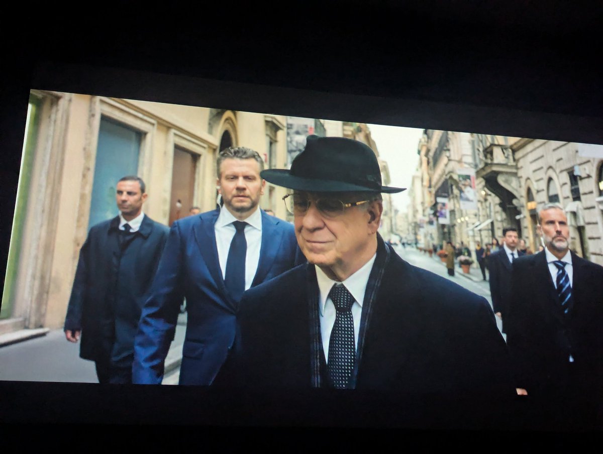 el gato raro tweet media