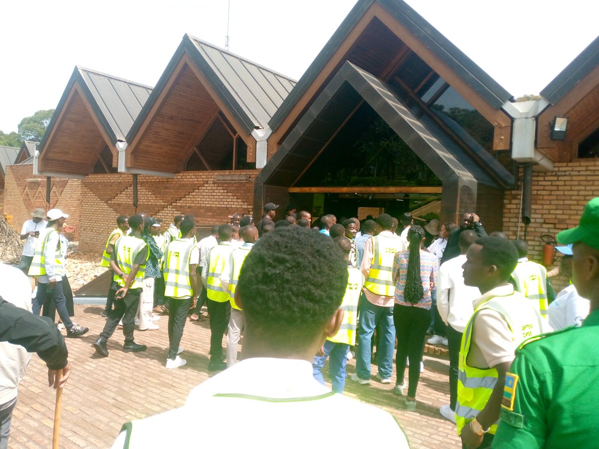 ryvcpurhuye's tweet photo. Mwarakoze cyane ku dutekerezaho nk'urubyiruko mu kutwigisha amateka n'umuco wacu binyuze mu iserukiramuco rya #SigaFest turashimira cyane Kandi @juniorrumaga n'itsinda rye @SigaArt  #UmucoDusangiye https://t.co/aDtvghrJpd