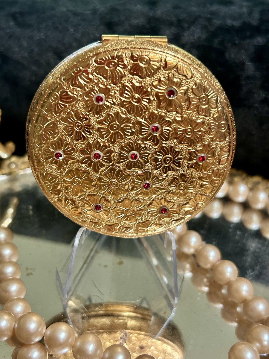 DARLINGXXDARLA's tweet image. #ElizabethArden #VintageCompact #1950sGlam
#MidCenturyVanity #VintageBeauty #RhinestoneCompact
#VintageMakeup #VanityCollectible
#RetroGlam #VintageLuxury #CollectorPiece
#Darlingdarlasvintage 
Vtg Elizabeth Arden  Red Rhinestones 1950s ebay.us/m/I0fmCa #eBay via @eBay