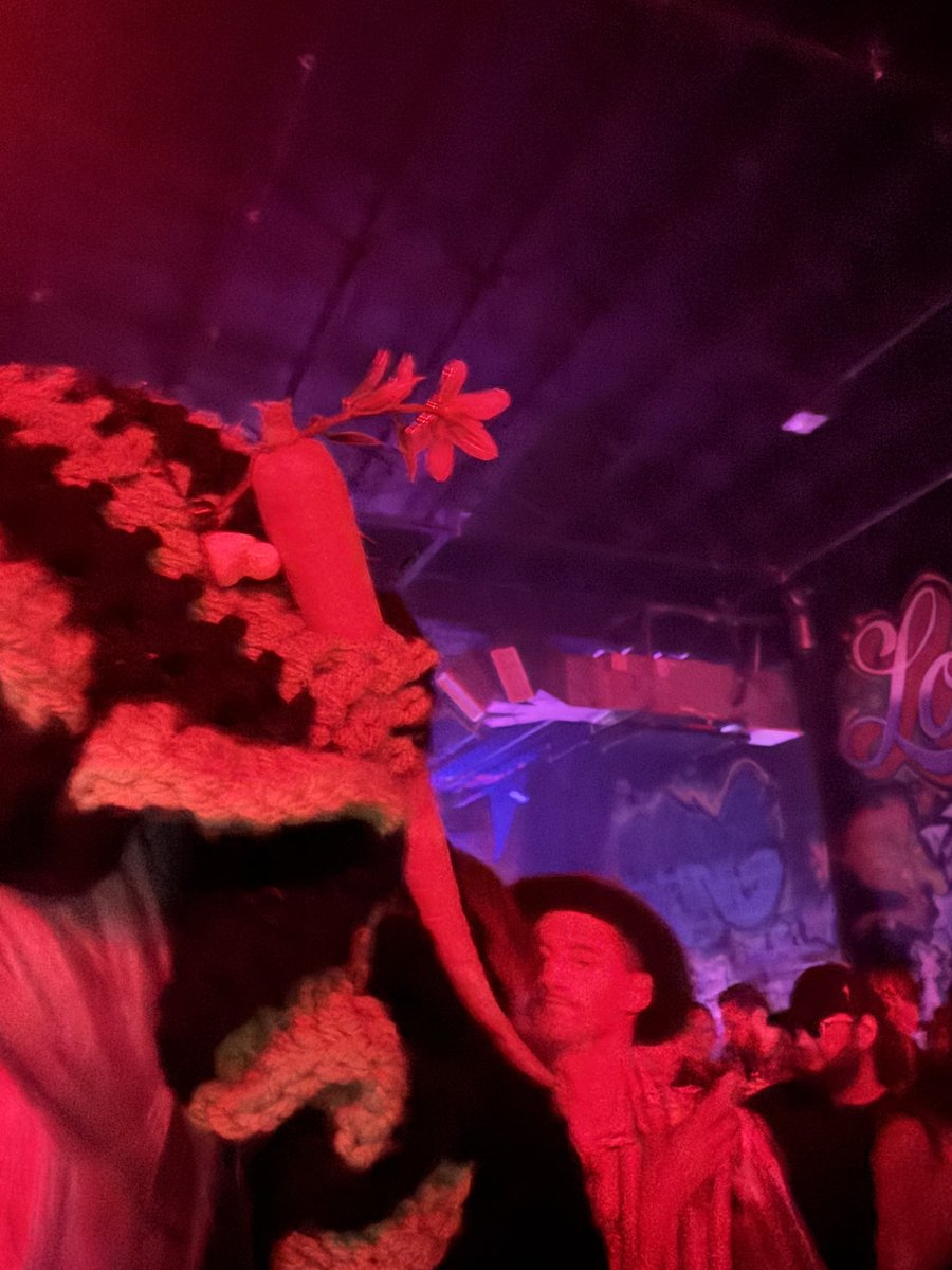 obamaincense's tweet photo. at @infektdubstep shows you get sprouted with actual live carrots 🤣🤣🤣 https://t.co/ImetgK20D7