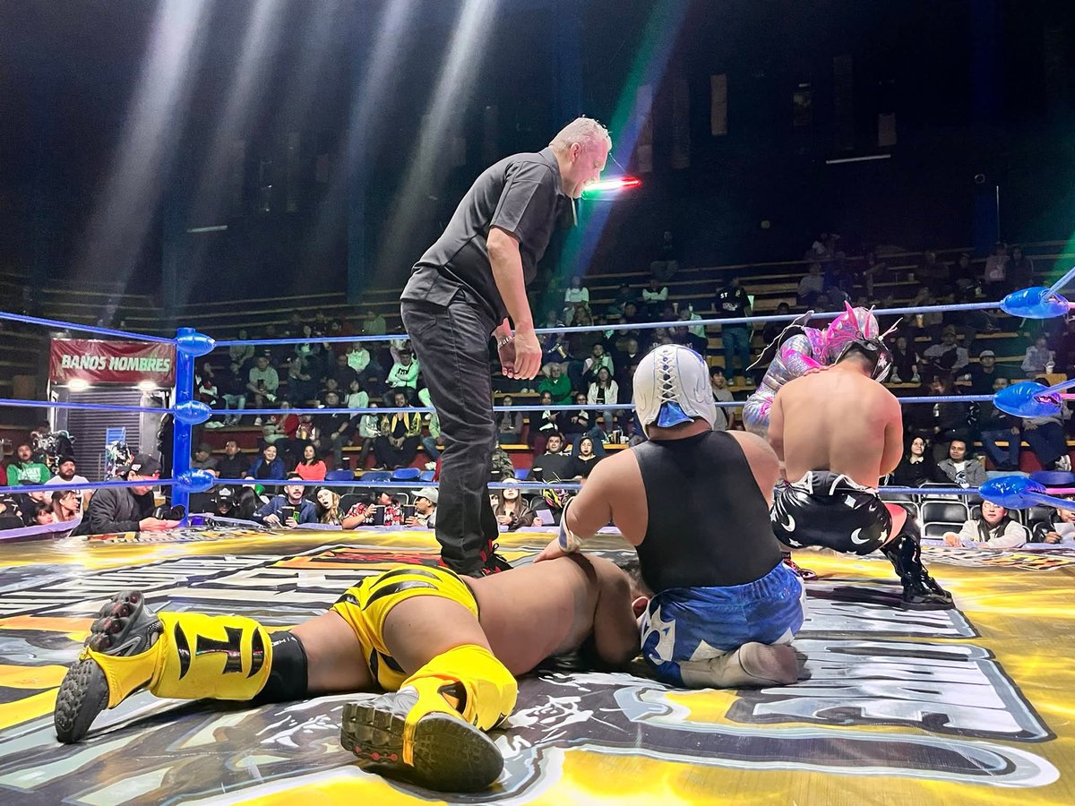 LaTijeraLucha's tweet photo. En lucha de micro estrellas de #RoblesPromotions,
La dupla ruda de #MaguitoOscuro y #Cuije vencen con “trampita” a #Tigrillo y #MicroMan, despojándolo de su máscara y lanzando el reto de que los dejaran sin su incógnita en la #ArenaNeza.
#latijeraluchalibre https://t.co/vEwG3D7N16