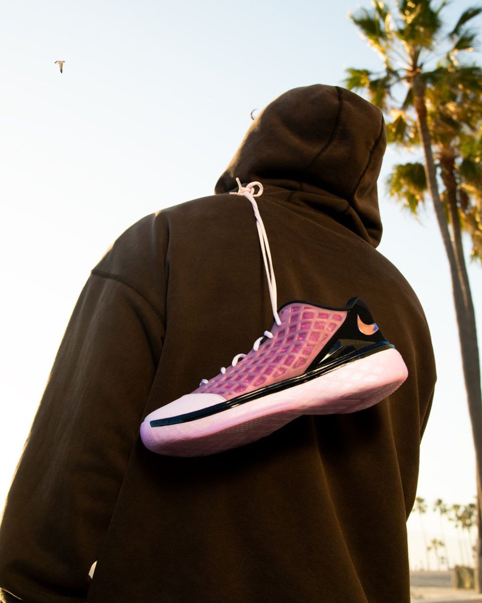 Foot Locker tweet media