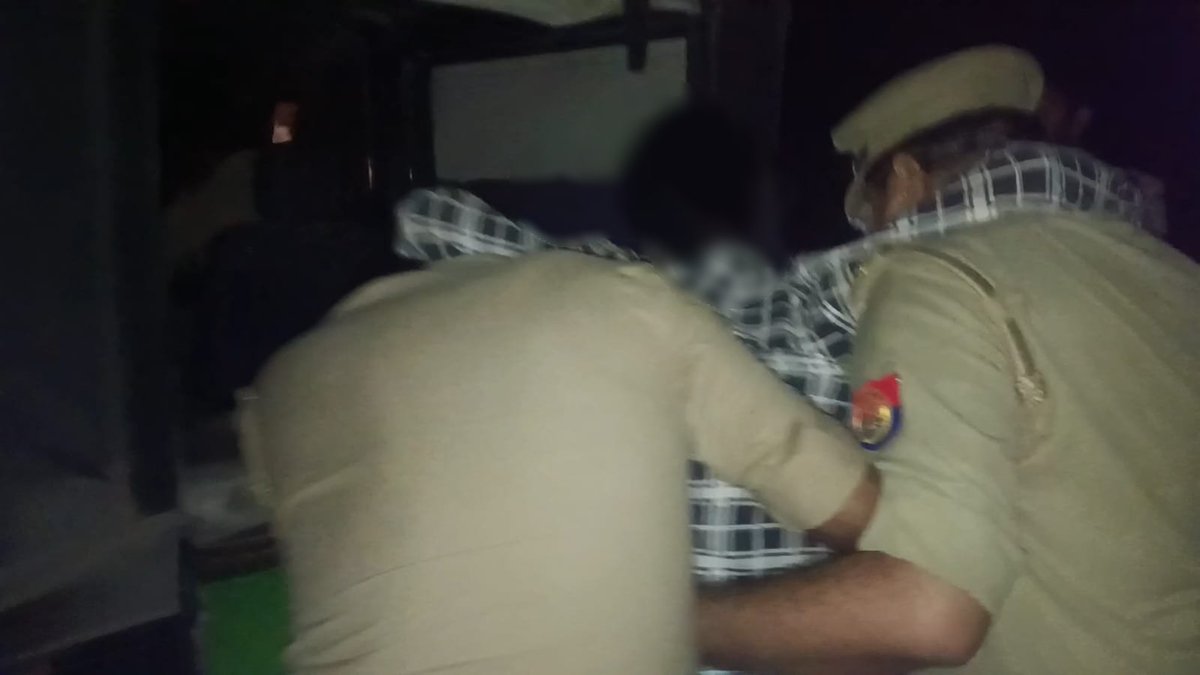 ghazipurpolice's tweet photo. थाना कासिमाबाद पुलिस टीम द्वारा पुलिस मुठभेड़ में नाबालिग बालिका के साथ बलात्कार में वांछित अभियुक्त को गिरफ्तार करते हुए उसके कब्जे से 01 अदद अवैध देशी तमंचा .315 बोर, 01 अदद खोखा कारतूस 0.315 बोर व 01 अदद जिन्दा कारतूस 0.315 बोर बरामद किया गया। 
प्रकरण के संबंध में क्षेत्राधिकारी कासिमाबाद महोदय की बाइट@uppolice @adgzonevaranasi
@IgRangeVaranasi