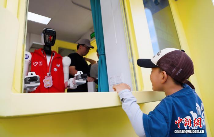 Echinanews's tweet image. China's first #robot volunteer service station officially began operations on Friday in Qianhai, Shenzhen City, Guangdong Province.