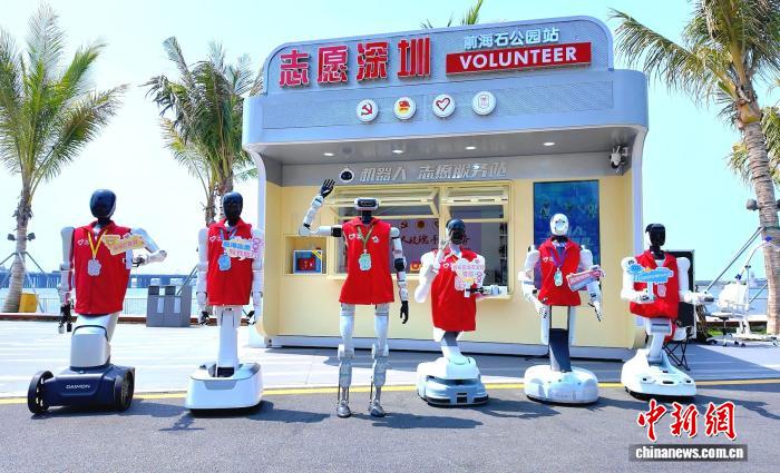 Echinanews's tweet image. China's first #robot volunteer service station officially began operations on Friday in Qianhai, Shenzhen City, Guangdong Province.