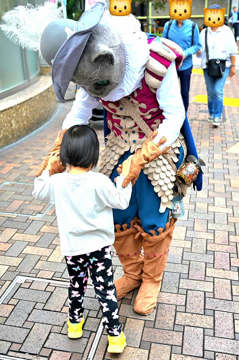 Arthur_of_cat's tweet photo. ねこさんぽin三茶de大道芸2026🤹
ワンちゃんともハイタッチ(｀・ω・)人(・ω・´)🐶
カワイかったー✋😸➰✨

📸：@aveadie

#三茶de大道芸
#ねこさんぽ
#ロービング
#ウォーキング https://t.co/yLJfAXiJ5v