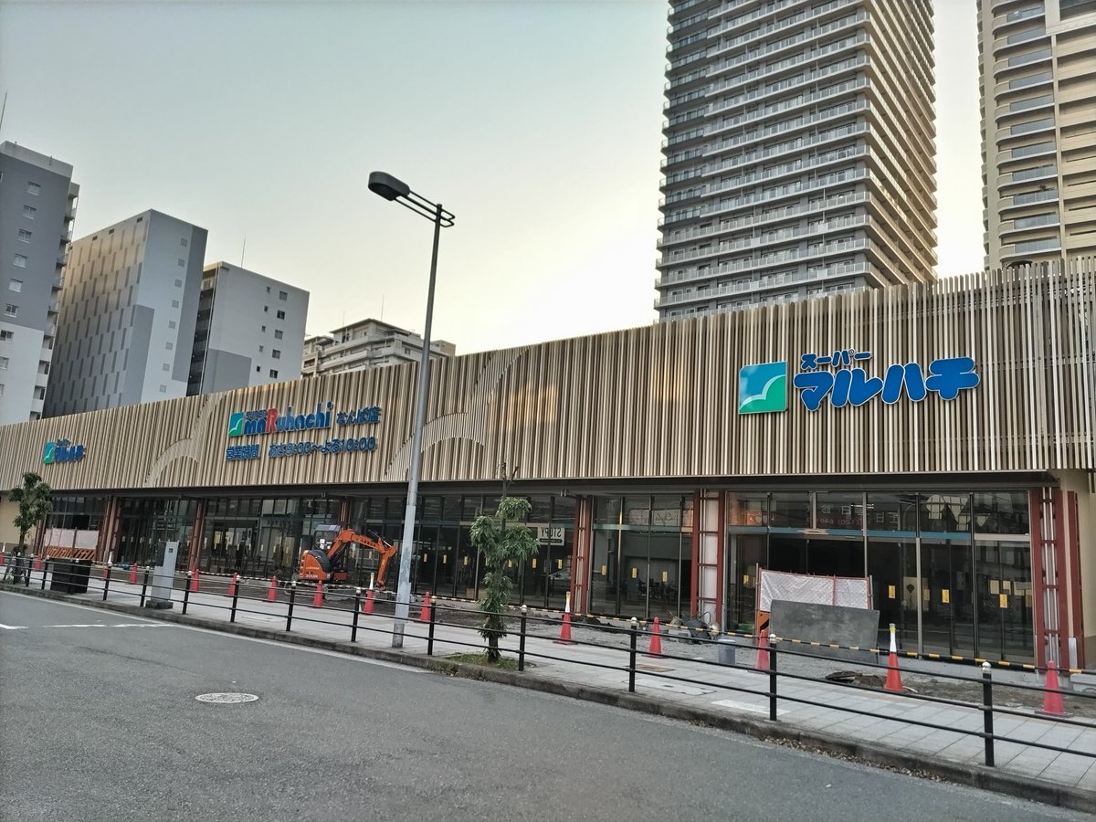 kitoratta's tweet photo. コーヨーなんば店跡にオープンする、マルハチなんば店の建物が出来上がっていたのだが、てっきり高層ビルだと思っていたのに実際は平屋建てだった。
新築したのはマルハチの意向なのか。
こうして見ると、コーヨー退店は家賃といった条件が合わなかったのかなと改めて思う。 https://t.co/GN8OtFuM4p