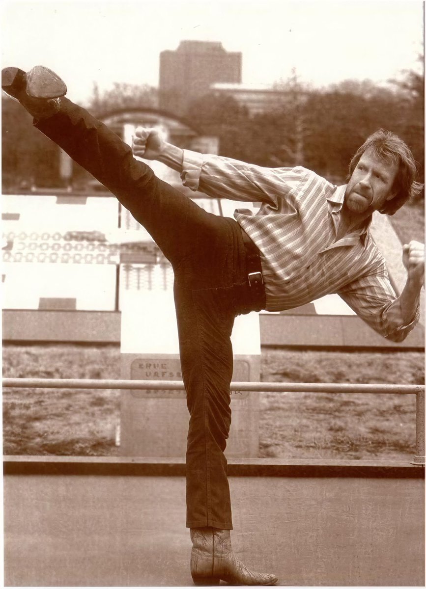 ChefPratap's tweet photo. 🖤 RIP Chuck Norris 😢 https://t.co/YKkKsceKSt