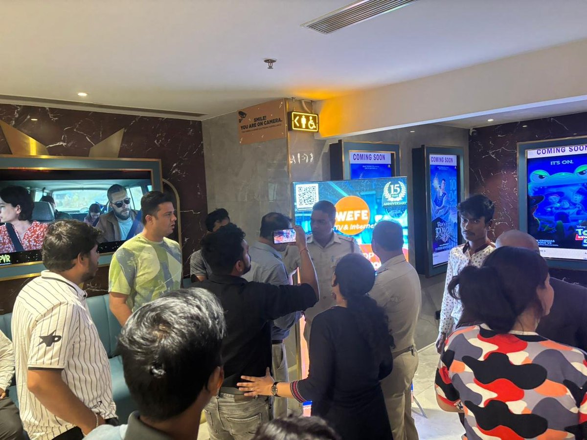 ArgusNews_in's tweet photo. #Bhubaneswar: Scuffle breaks out between audience and staff at Kalpana Square cinema hall after a family brought a minor under 18 to watch a restricted film; staff tried to stop entry, leading to a fight inside the hall.
#CinemaHall #MinorIssue #Fight #Odisha #Dhurandhar #DhurandharTheRevenga #RanveeerSingh #AdityaDhar
