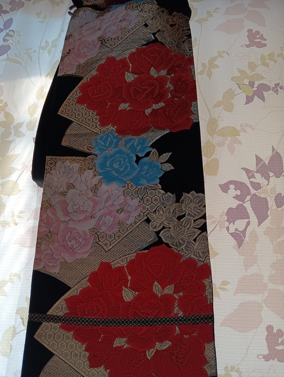 皆様ご機嫌よう🌸
春になりお花見日和ですね🌸
着物でお花見も素敵ですよね。
こちらは祖母から受け継いだ着物と帯です。祖母は料理も上手，着付けも上手で私の人生の先生です
 #着物  #着物好き  #お花見  #着物でお花見