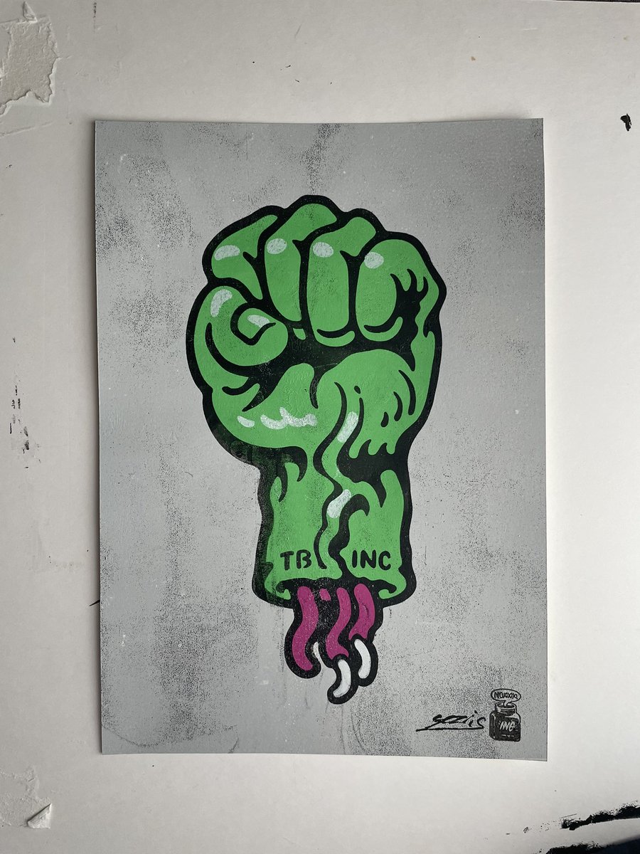 INC_Yozi's tweet photo. HULK knuckle
・210 × 300mm
・Gel handprint

TBSⅡに描かれたコブシを単体で表現したグラフィック。TBSⅡ自体が「様々な玩具を寄せ集めた一体」というテーマで、アンバランスなコブシが欲しくて入れたところ「HULKっぽい」という話からHULKと命名。過去色々描いた中でも気に入っているコブシ。 https://t.co/YejZ7OSa5o