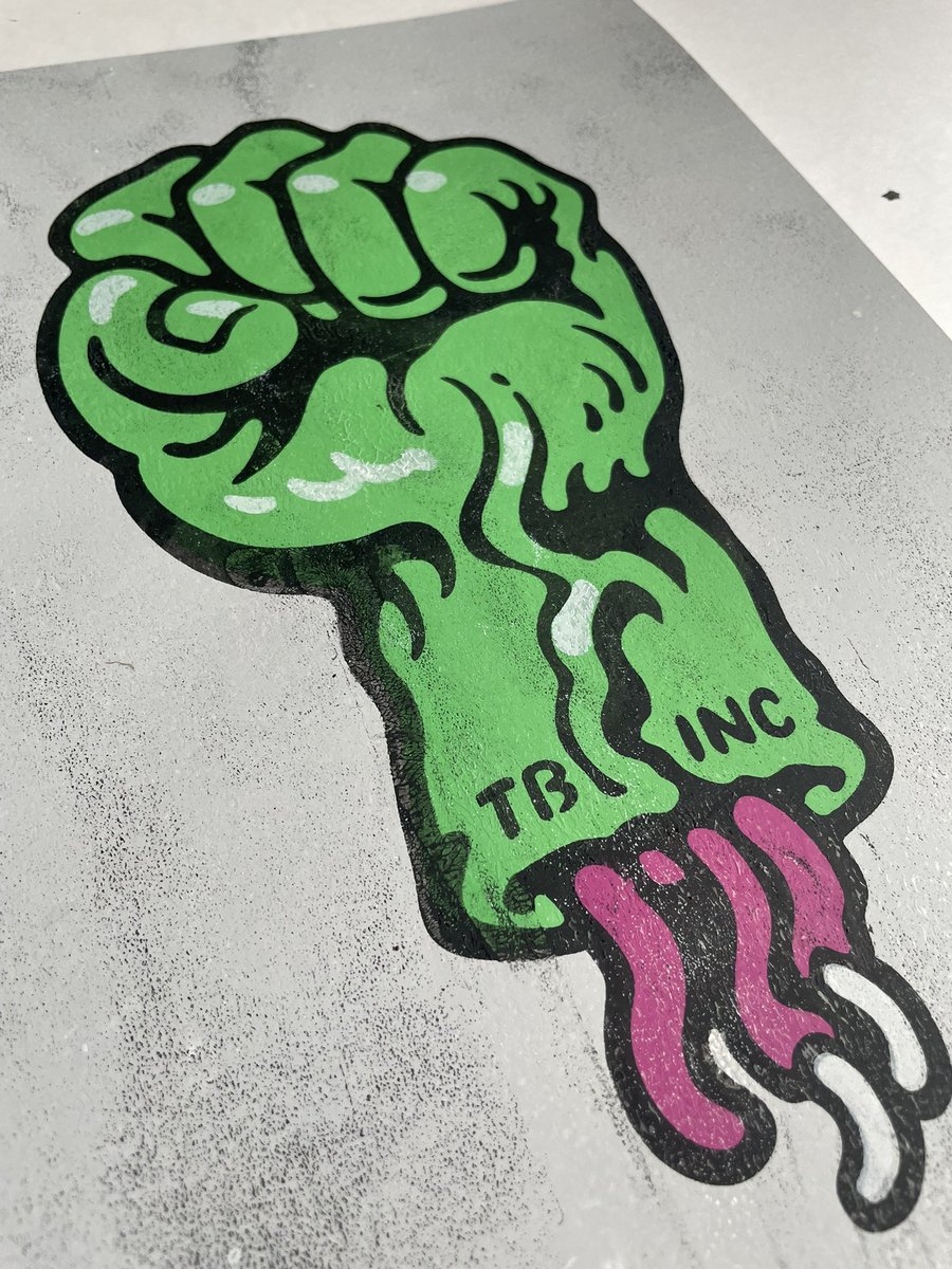 INC_Yozi's tweet photo. HULK knuckle
・210 × 300mm
・Gel handprint

TBSⅡに描かれたコブシを単体で表現したグラフィック。TBSⅡ自体が「様々な玩具を寄せ集めた一体」というテーマで、アンバランスなコブシが欲しくて入れたところ「HULKっぽい」という話からHULKと命名。過去色々描いた中でも気に入っているコブシ。 https://t.co/YejZ7OSa5o