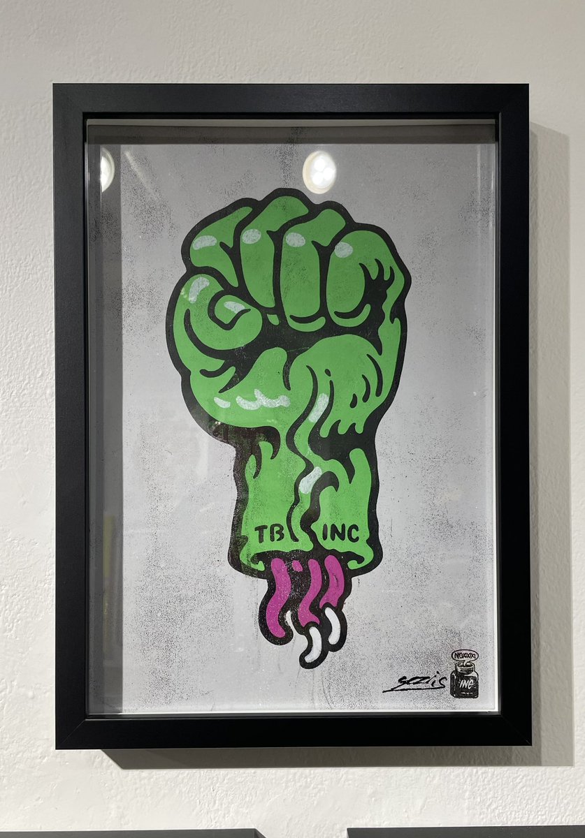INC_Yozi's tweet photo. HULK knuckle
・210 × 300mm
・Gel handprint

TBSⅡに描かれたコブシを単体で表現したグラフィック。TBSⅡ自体が「様々な玩具を寄せ集めた一体」というテーマで、アンバランスなコブシが欲しくて入れたところ「HULKっぽい」という話からHULKと命名。過去色々描いた中でも気に入っているコブシ。 https://t.co/YejZ7OSa5o