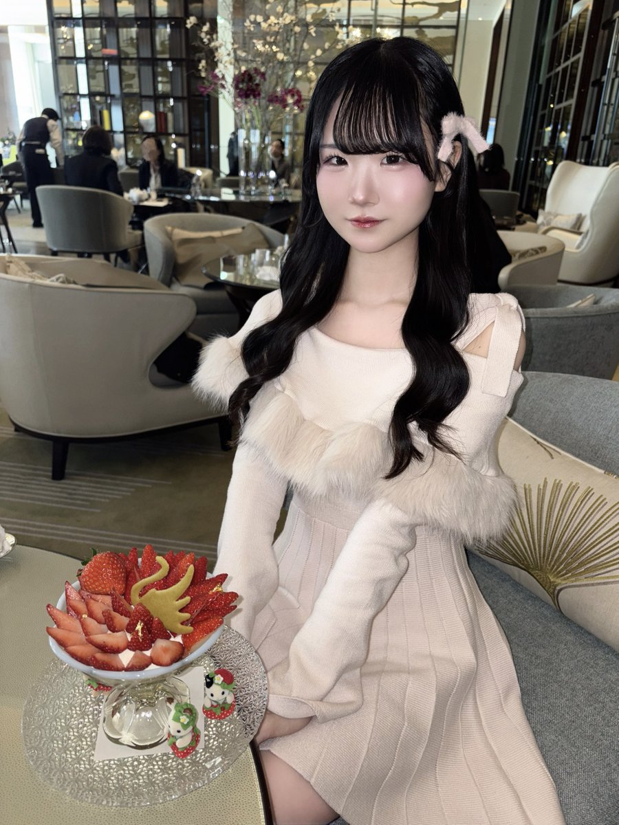 nyansoa's tweet photo. パレスホテルの苺パフェ美味しすぎた🦢🍓 https://t.co/Lj9Hbnk4IH