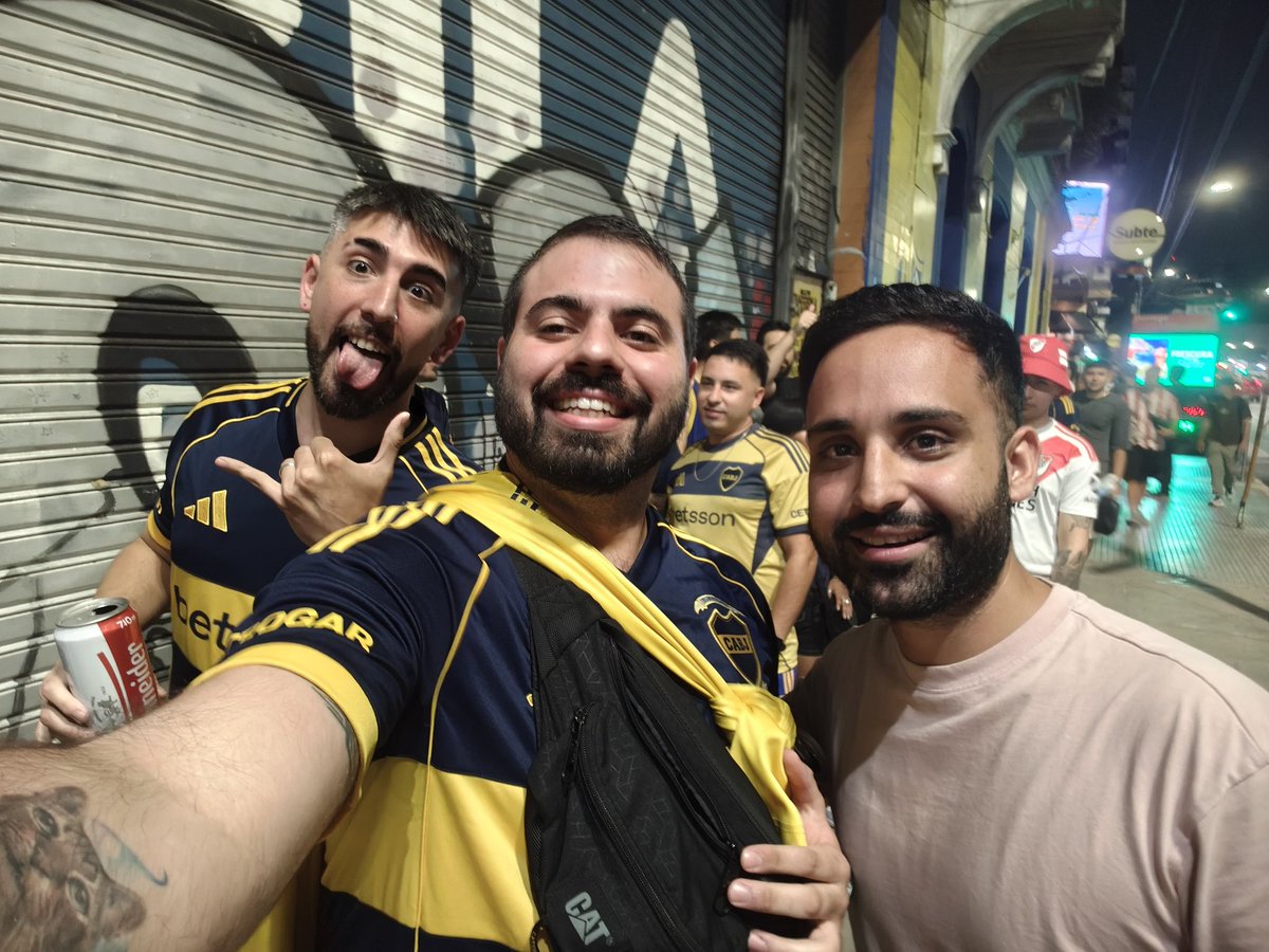FedeBustos46's tweet photo. @luchocofano EL MEJOR PERIODISTA DEL MUNDO BOCA EN #CEFSHOW https://t.co/NtovvxeT5P