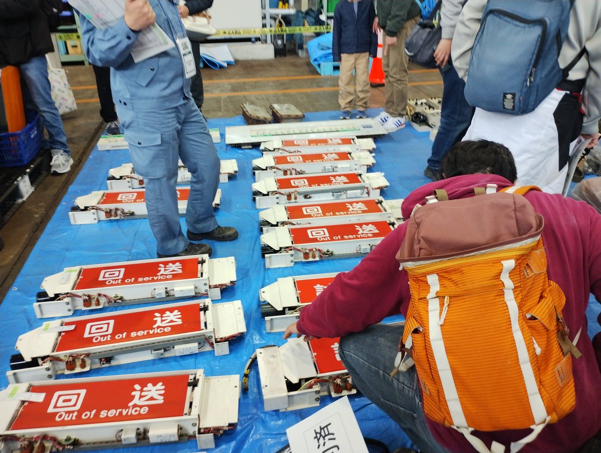 tomoe217's tweet photo. 名谷、鉄道部品販売。
午後のフリー入場の大量の商品追加！
機械付き幕、最後尾でもすぐに買えました。 https://t.co/Mr3rwxGGrf